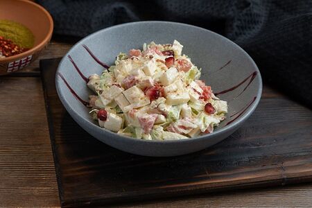 Салат со спелыми томатами и тремя видами сыра 