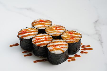 Малый ролл с сыром и икрой тобико