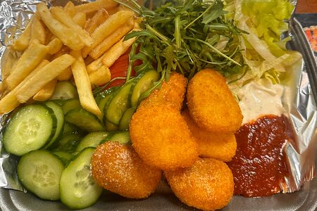 Шаверма в тарелке с наггетсами 