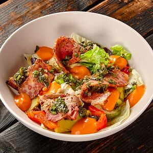 Салат с пастрами и печеными овощами