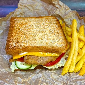 Сэндвич с курицей и картошка фри