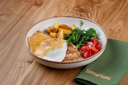Бифштекс из курицы с картофелем и яйцом