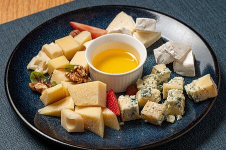 Ассорти благородных сыров