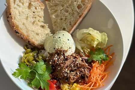 Боул с томленой говядиной