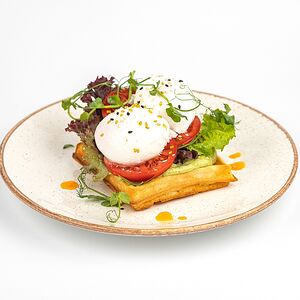 Бриошь с пюре из авокадо и яйцами пашот