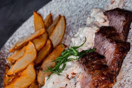 Говядина под сливочным соусом