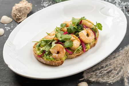 Брускетта с гуакамоле и креветками