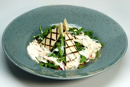 Салат с мясом краба в сливочном соусе