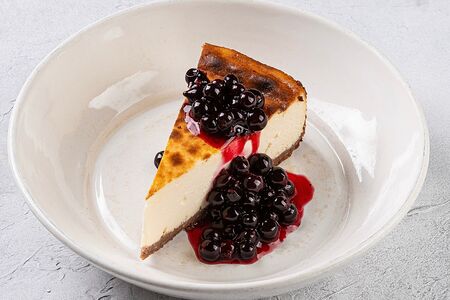 Чизкейк сливочный с черной смородиной