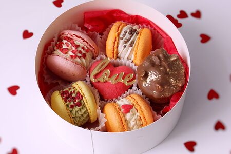 Макаруны Love с разными вкусами XL ассорти в подарочной коробке