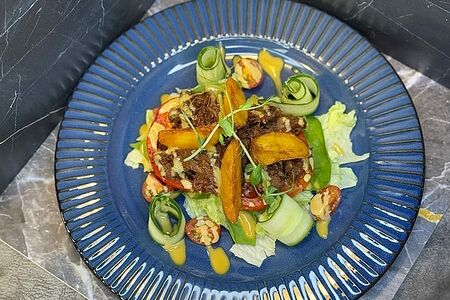 Теплый салат с говядиной