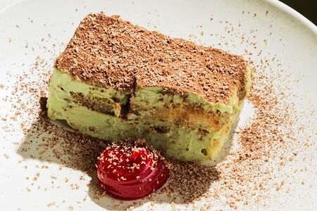 Фисташковый тирамису с малиновым гелем