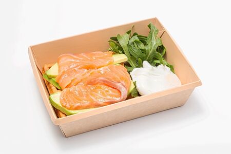 Вафля с авокадо, яйцом пашот и слабосоленым лососем