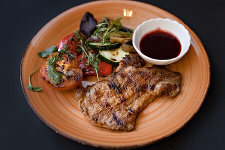 Свиная шея на гриле с овощами гриль