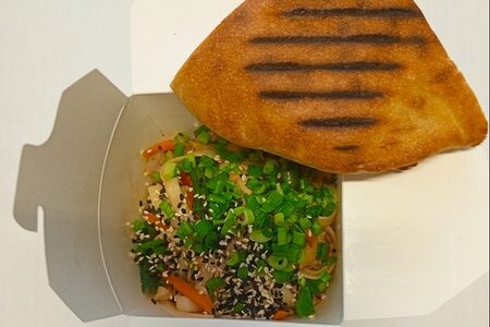 Удон пшеничная лапша с курицей в соусе терияки