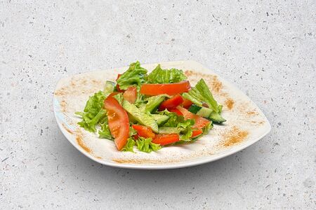 Салат овощной со сметаной 