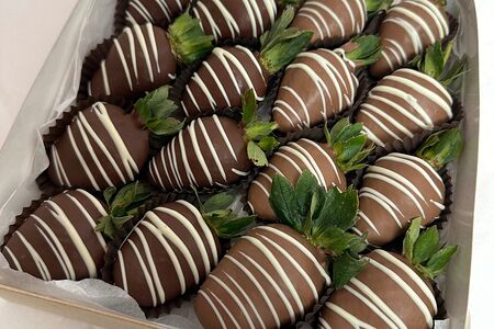 Бокс из 16 клубник в тёмном и молочном шоколаде