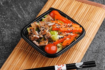 Салат с острой свининой