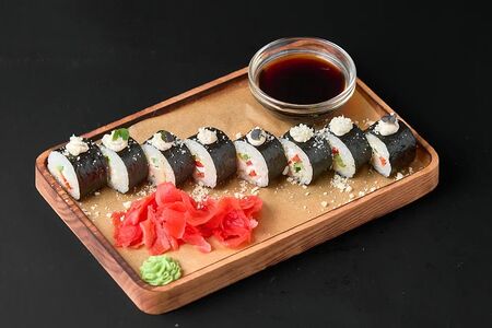 Ролл с курицей и трюфельным соусом