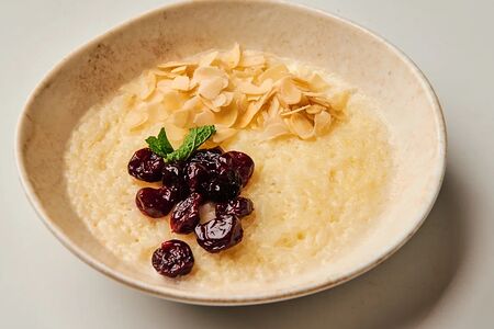 Каша рисовая с пряными ягодами и миндальными лепестками