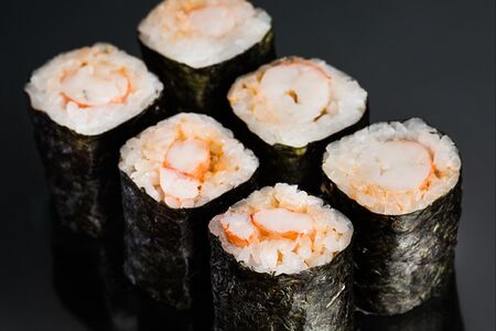 Острый ролл с тигровой креветкой