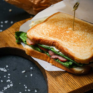 Сэндвич с беконом и яйцом