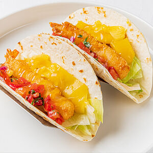 Такос с креветками и манго