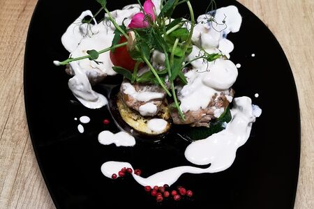 Свиные медальоны в сливочно-грибном соусе