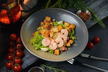 Салат Цезарь с креветкой