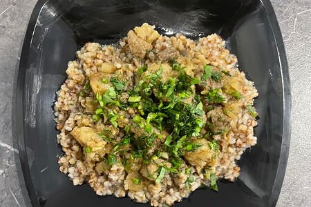 Гречка с гуляшом из говядины 