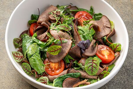 Салат с копченым языком