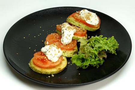 Жареные кабачки с помидорами и белым чесночным соусом