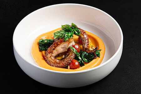 Осьминог с пюре из трех корнеплодов