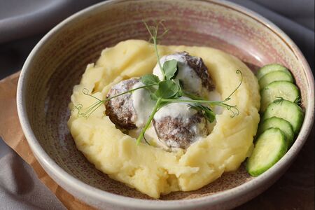 Котлетки из телятины с картофельным пюре и битыми огурцами