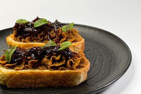 Брускетта с паштетом