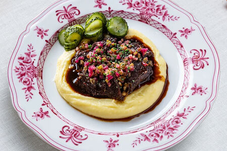 Щечки с картофельным пюре и соусом кьянти