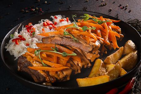 Ребрышки с соусом кимчи и бататом