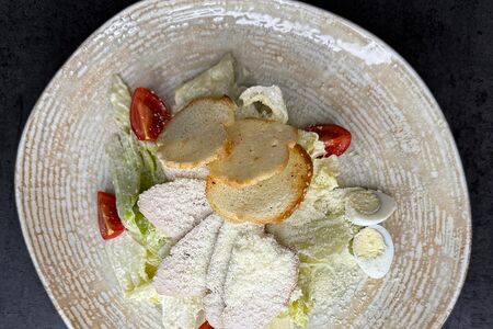 Салат Цезарь с курицей