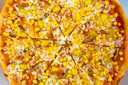 Пицца с курицей, ананасами и кукурузой