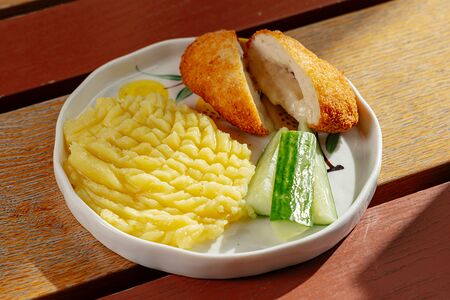 Куриная котлета с сыром и пюре