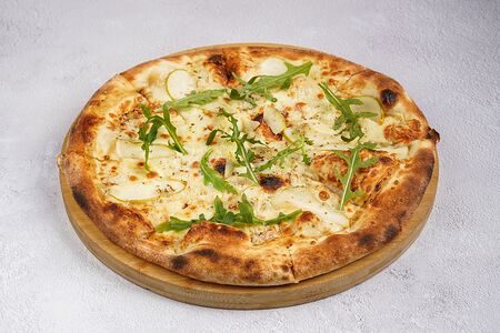 Пицца с грушей и сыром дорблю