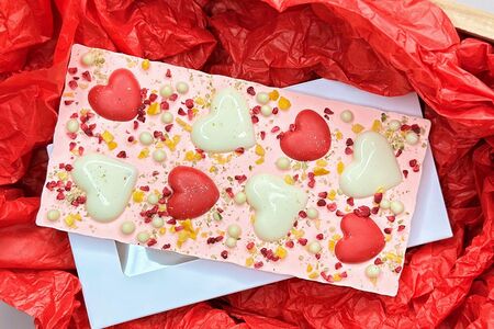 Розовый шоколад