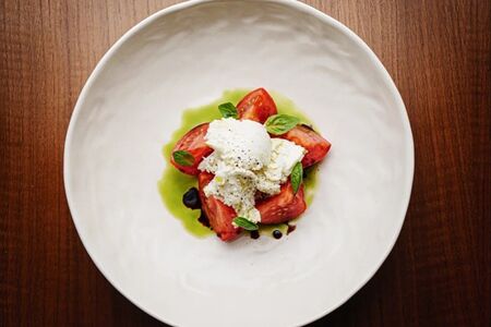 Салат из томатов с моцареллой 