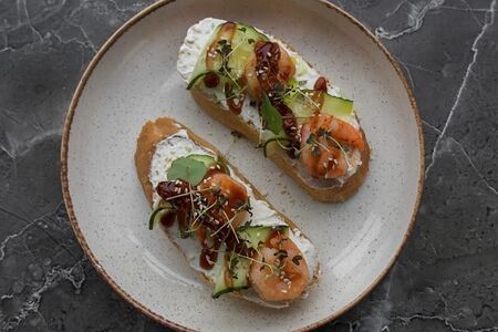 Брускетта с тигровой креветкой и сырным муссом