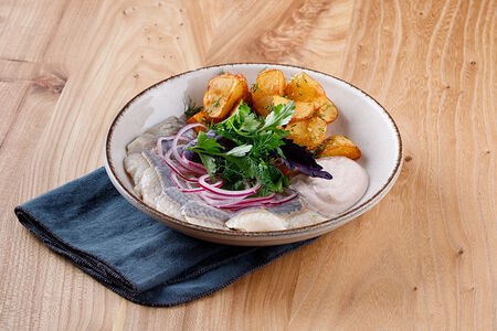 Сельдь с картофелем и красным луком