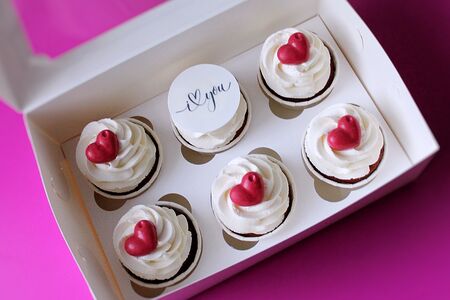 Капкейки с табличкой и шоколадными сердцами 