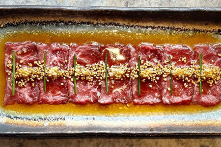 Татаки вагю c имбирем и соусом трюфельный шою