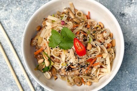 Лапша удон с курицей, овощами и арахисом