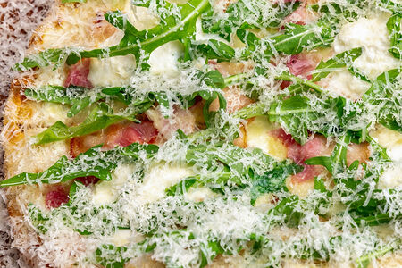 Пицца Бекон, страчателла и руккола
