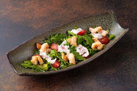 Салат с креветками, страчателлой и авокадо